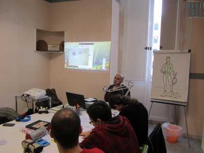 Quando entriamo in aula gli studenti sono impegnati in una lezione di Studio delle luci tenuta dal fumettista bitontino Domenico Sicolo
